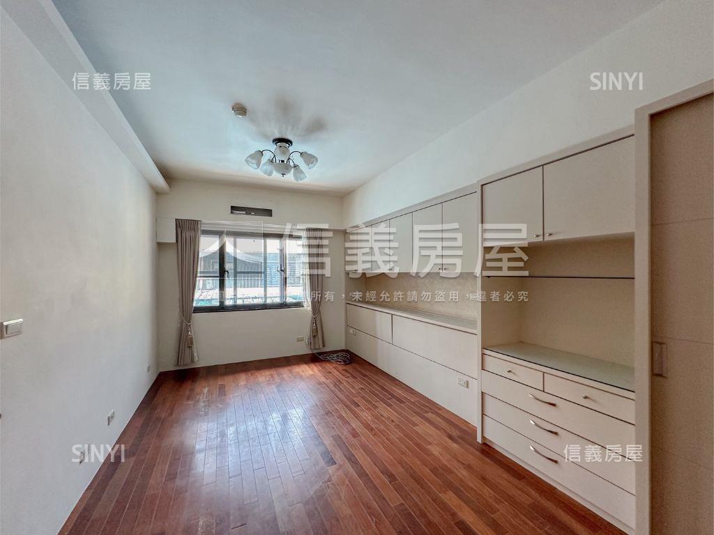 美術館大面寬邊間金店房屋室內格局與周邊環境