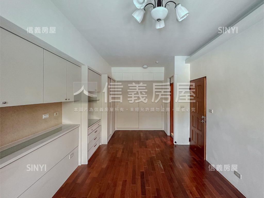 美術館大面寬邊間金店房屋室內格局與周邊環境