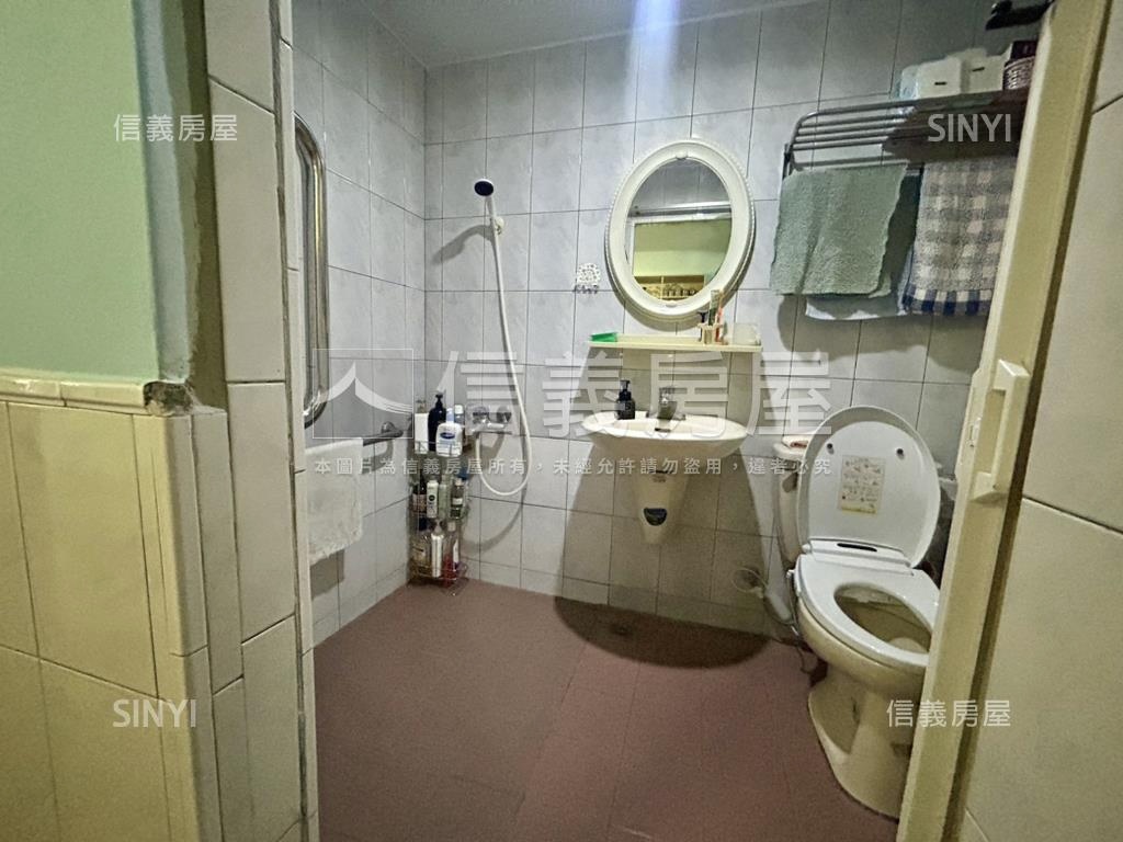稀有釋出正街邊間騎樓透天房屋室內格局與周邊環境