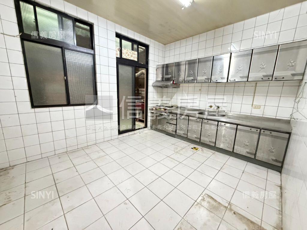 低總價山仔頂方便停車透天房屋室內格局與周邊環境