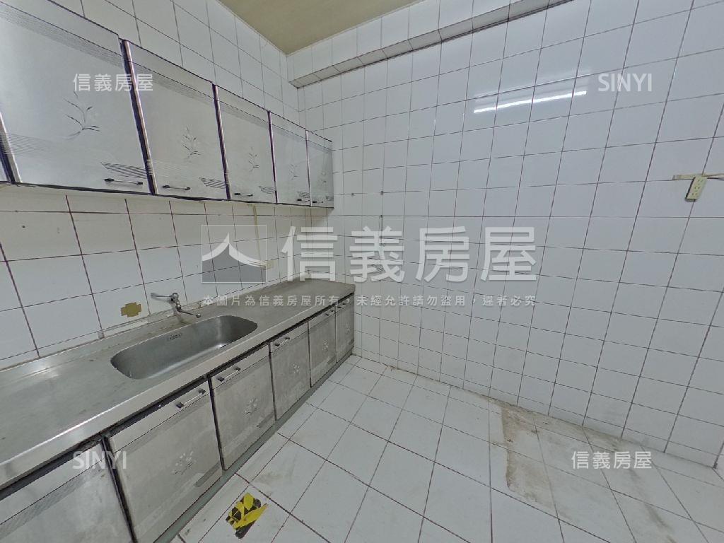 低總價山仔頂方便停車透天房屋室內格局與周邊環境