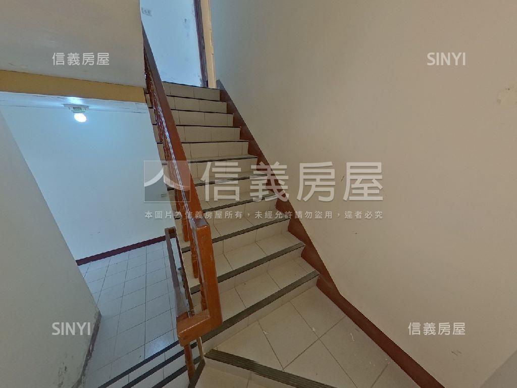 低總價山仔頂方便停車透天房屋室內格局與周邊環境
