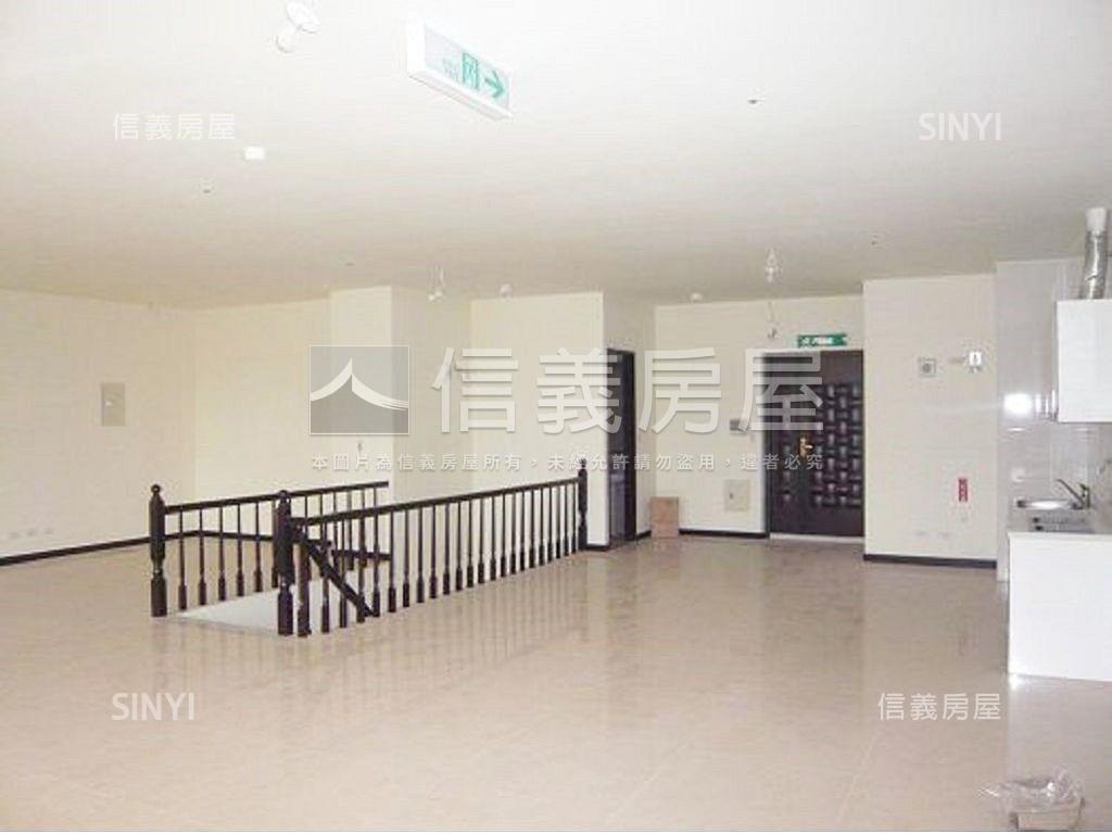 新板特區知名連鎖挑高金店房屋室內格局與周邊環境