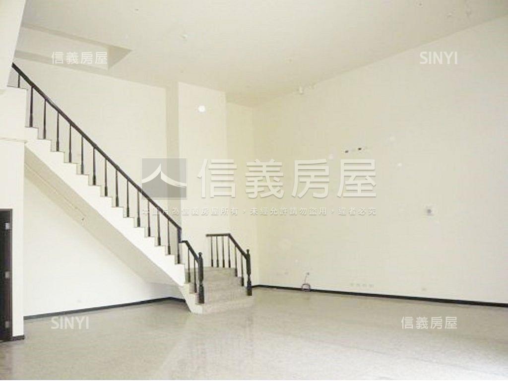 新板特區知名連鎖挑高金店房屋室內格局與周邊環境