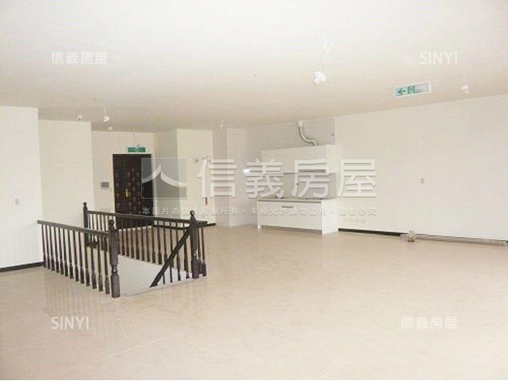 新板特區知名連鎖挑高金店房屋室內格局與周邊環境