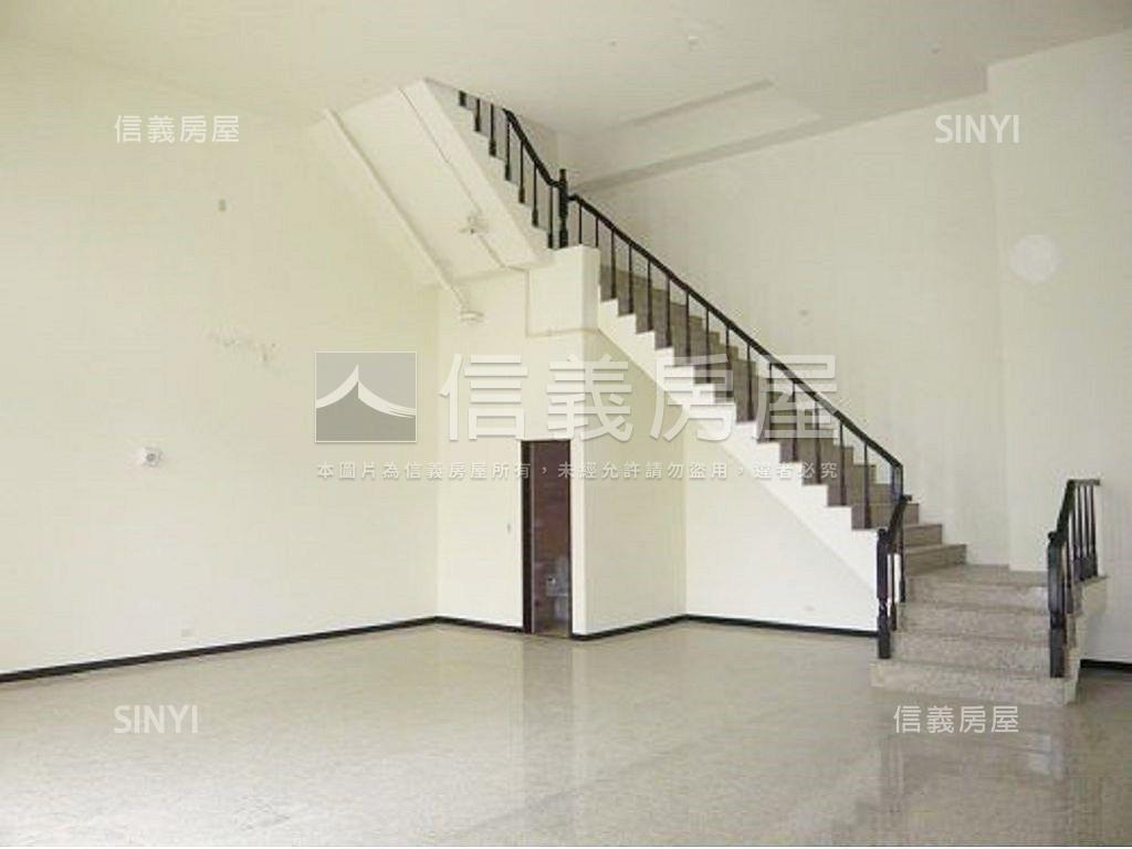 新板特區知名連鎖挑高金店房屋室內格局與周邊環境