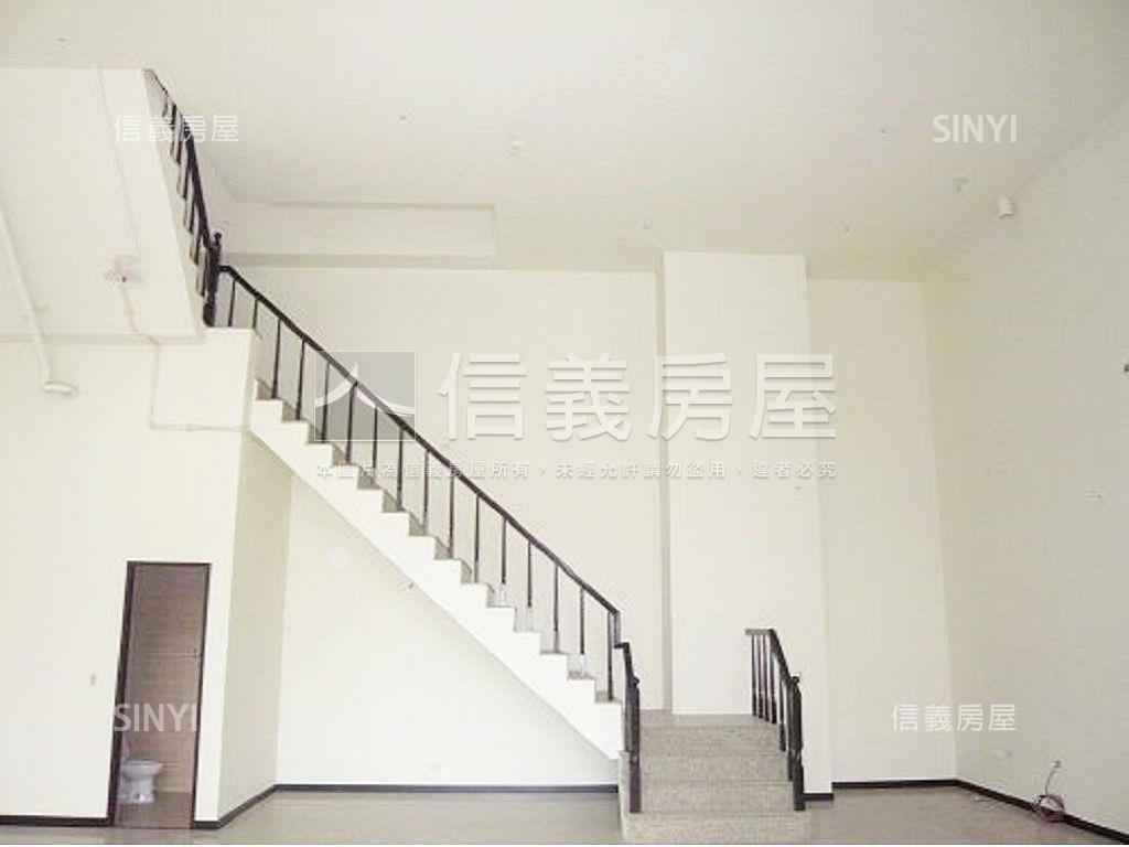 新板特區知名連鎖挑高金店房屋室內格局與周邊環境