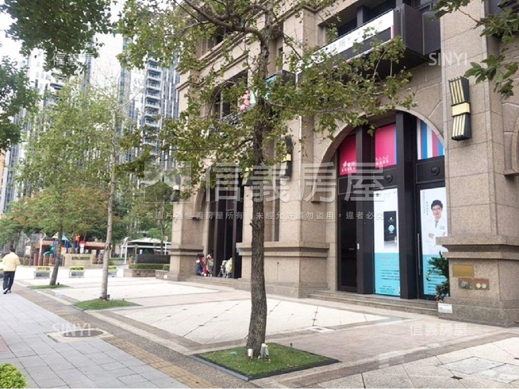 新板特區知名連鎖挑高金店房屋室內格局與周邊環境