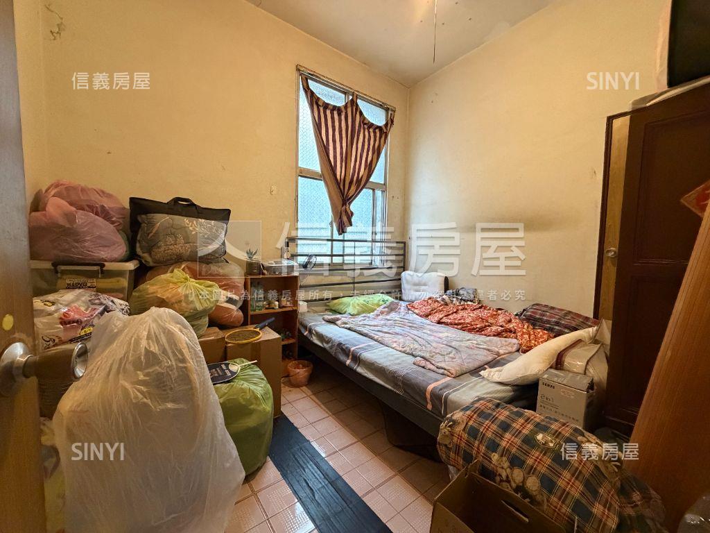 近探索公園的一處小宅房屋室內格局與周邊環境