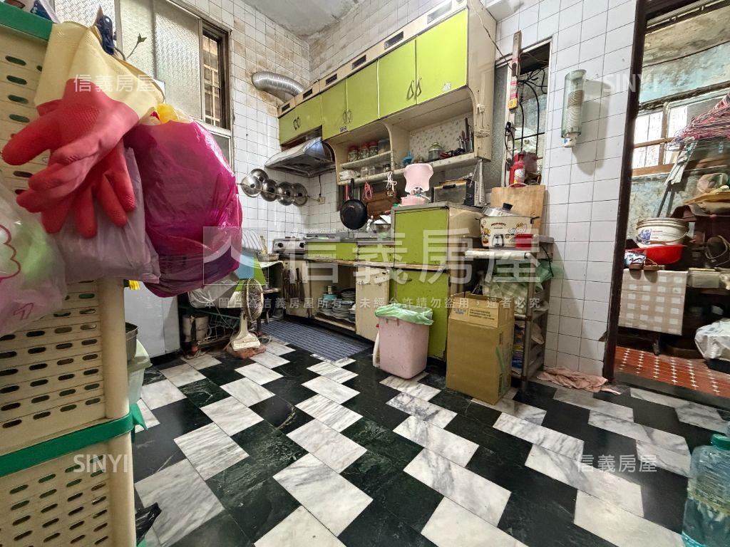 近探索公園的一處小宅房屋室內格局與周邊環境
