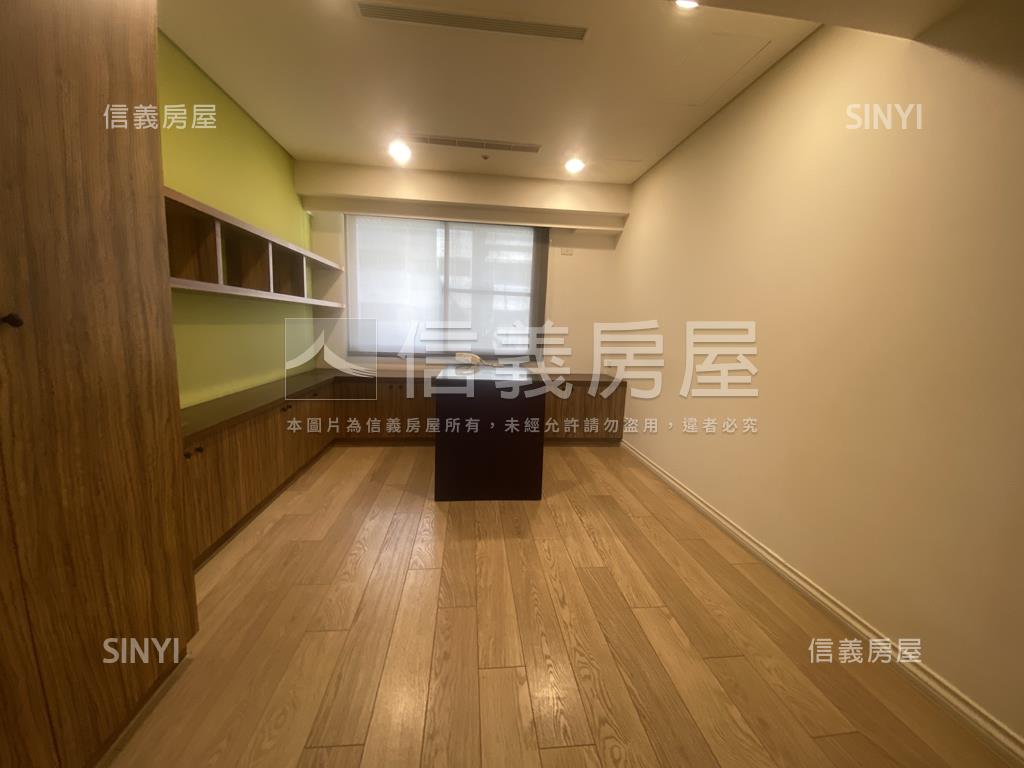 寶璽翡翠四房雙車位房屋室內格局與周邊環境