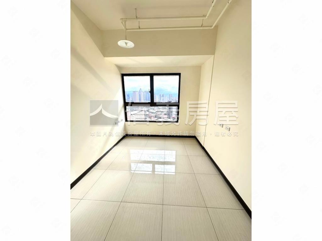 新埔。英倫公園。高樓景觀房屋室內格局與周邊環境