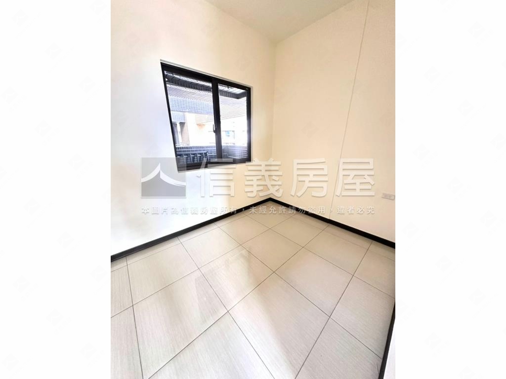 新埔。英倫公園。高樓景觀房屋室內格局與周邊環境