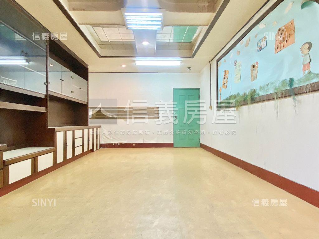 近崇光國小臨路透天房屋室內格局與周邊環境