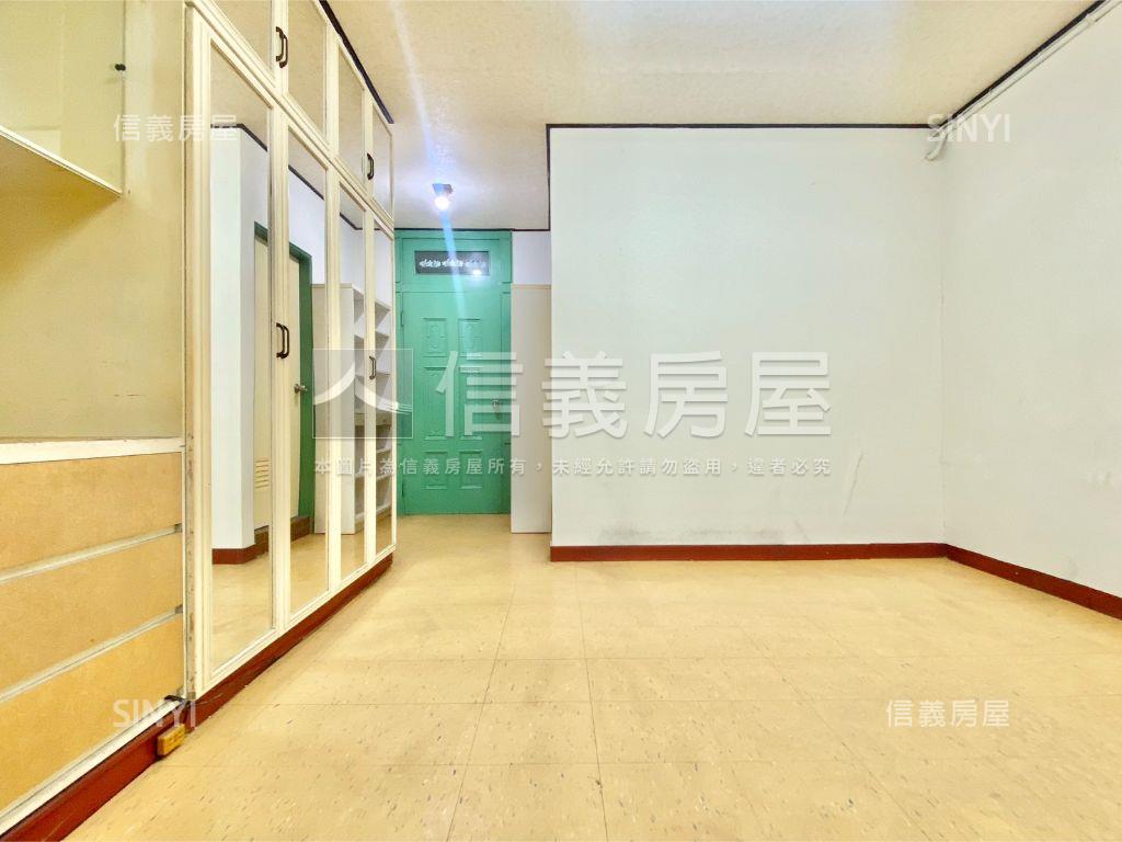 近崇光國小臨路透天房屋室內格局與周邊環境