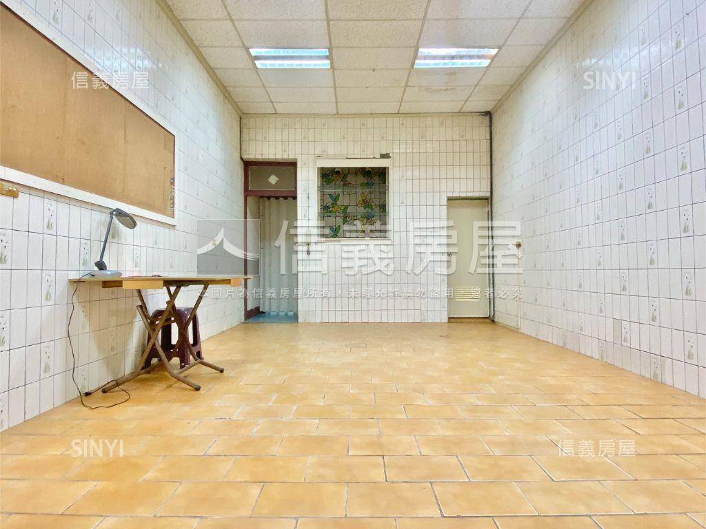 近崇光國小臨路透天房屋室內格局與周邊環境