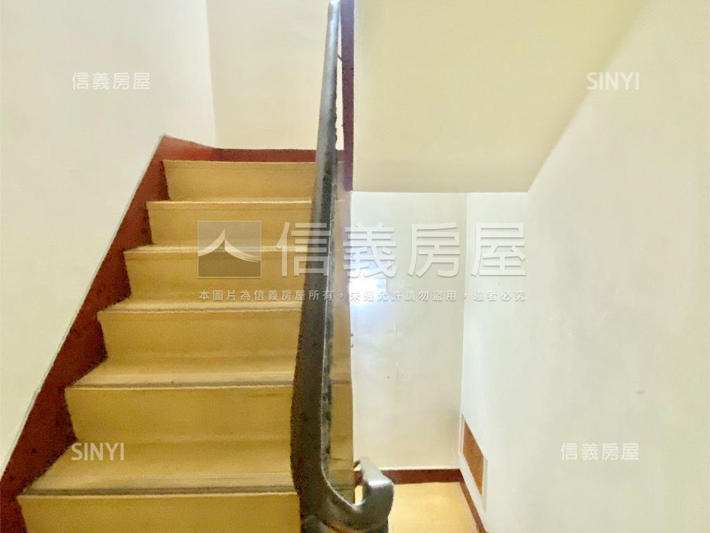 近崇光國小臨路透天房屋室內格局與周邊環境