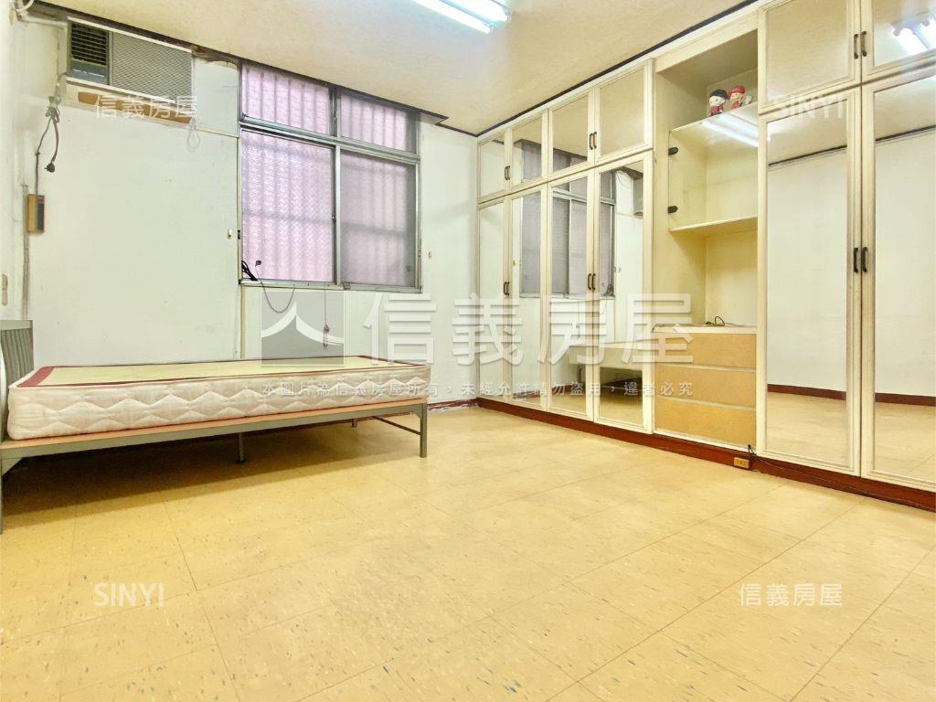 近崇光國小臨路透天房屋室內格局與周邊環境