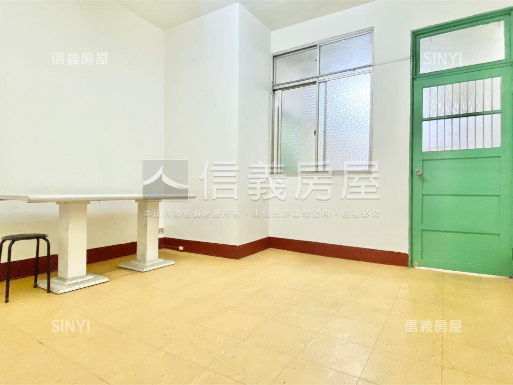 近崇光國小臨路透天房屋室內格局與周邊環境