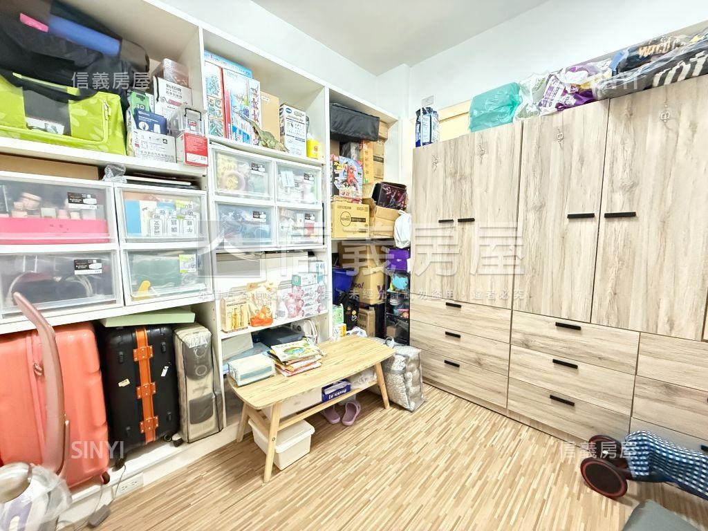 凱旋門。振興路裝潢三房房屋室內格局與周邊環境