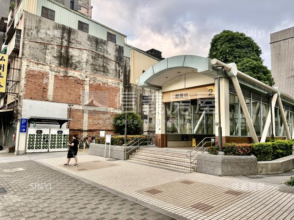 近迴龍捷運。裝潢美三房房屋室內格局與周邊環境