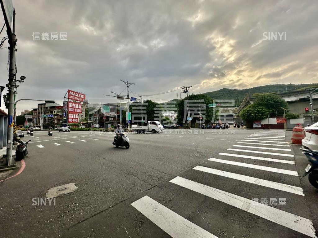 近迴龍捷運。裝潢美三房房屋室內格局與周邊環境