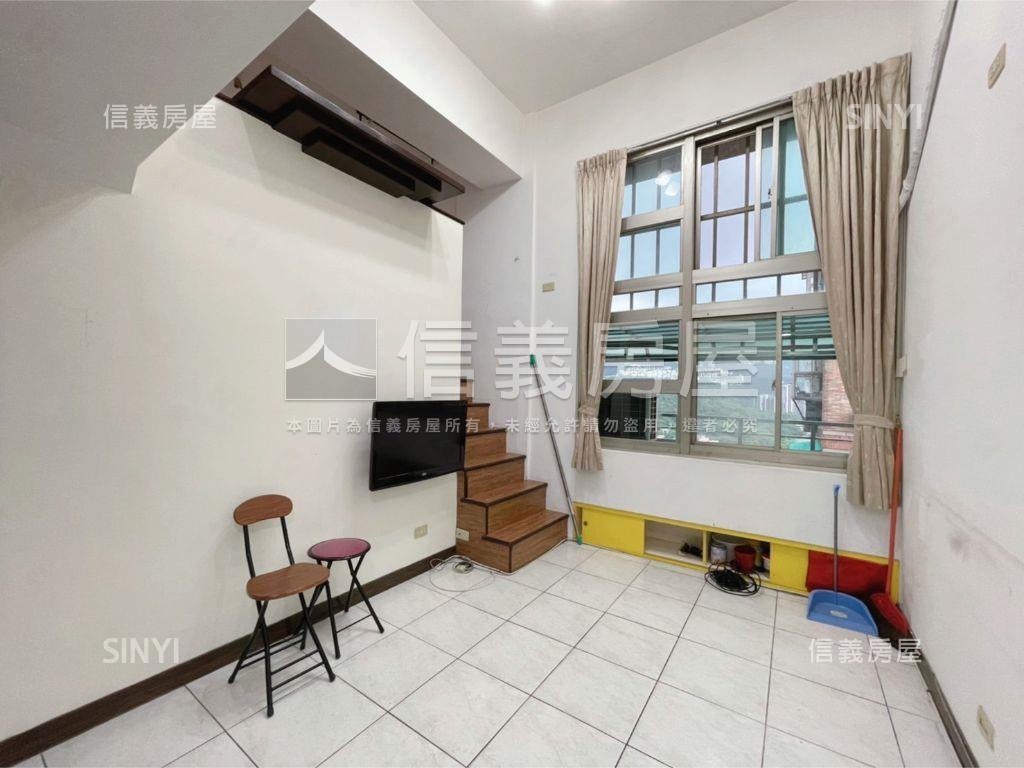 摩登家庭挑高溫馨宅房屋室內格局與周邊環境