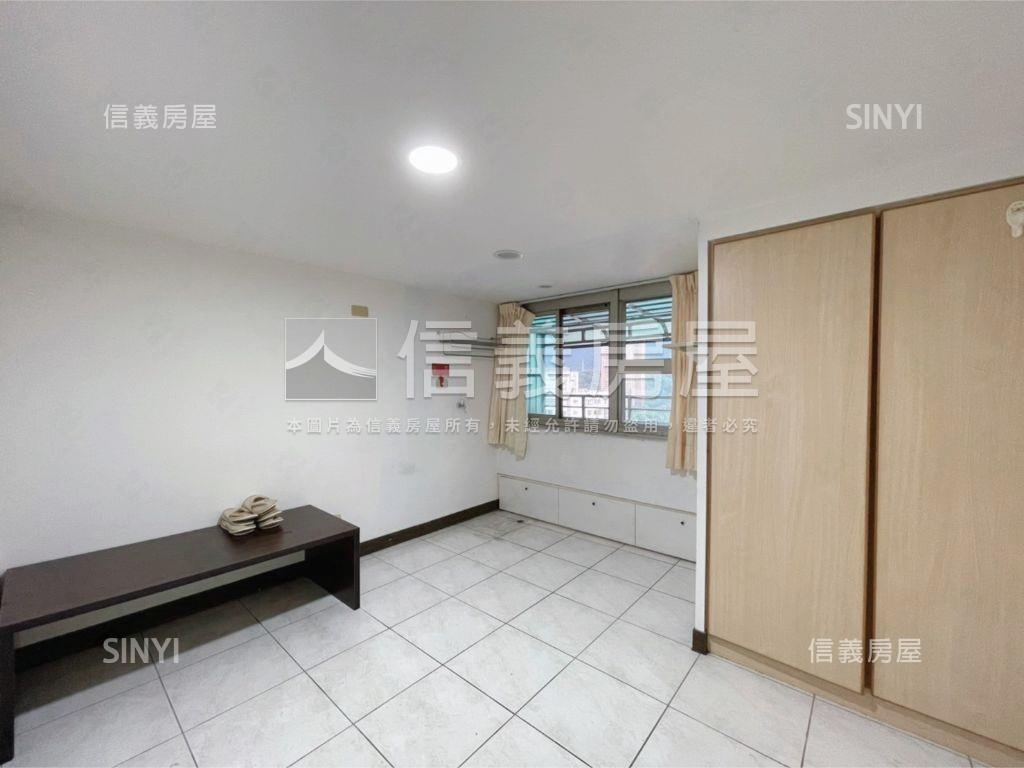 摩登家庭挑高溫馨宅房屋室內格局與周邊環境