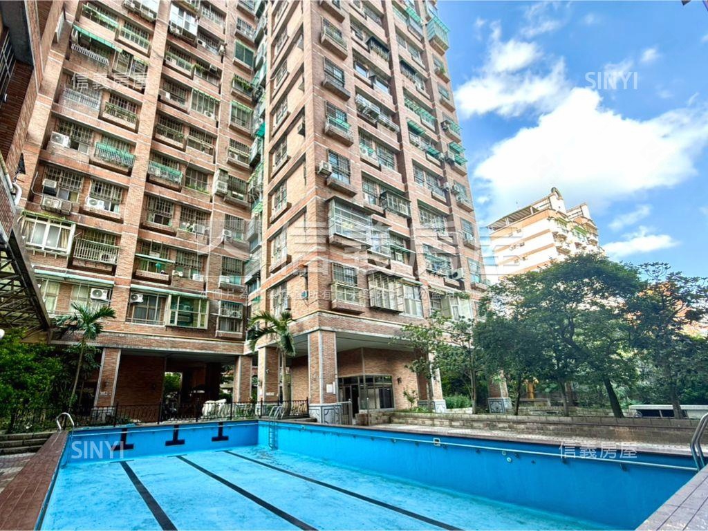摩登家庭挑高溫馨宅房屋室內格局與周邊環境