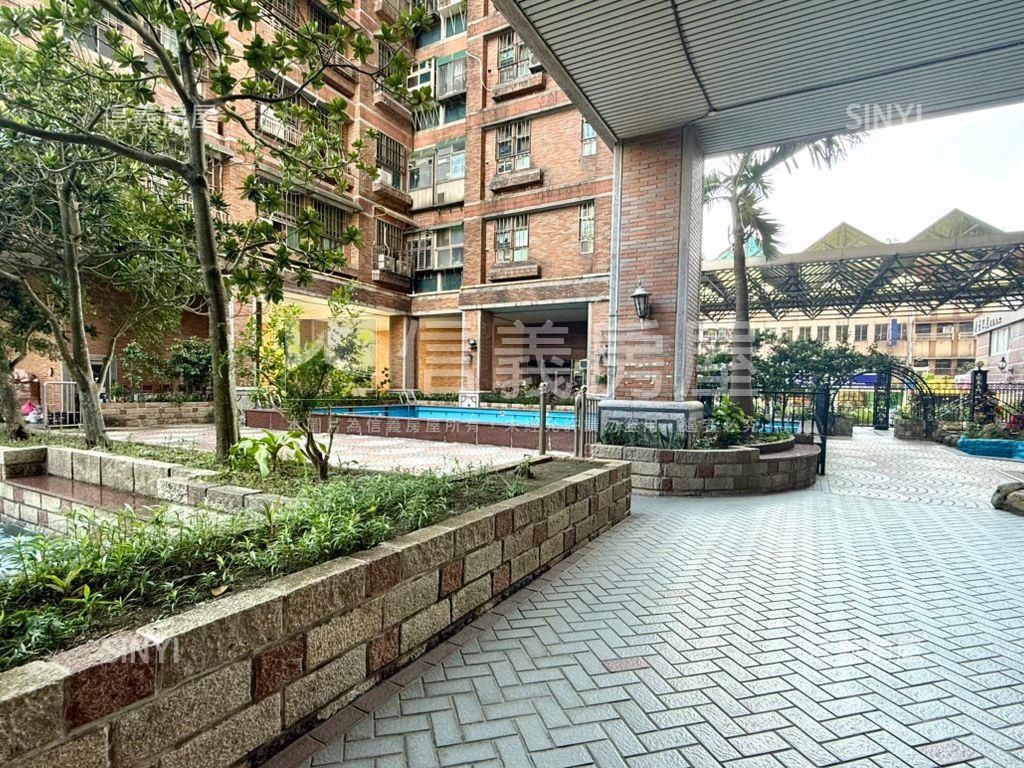 摩登家庭挑高溫馨宅房屋室內格局與周邊環境