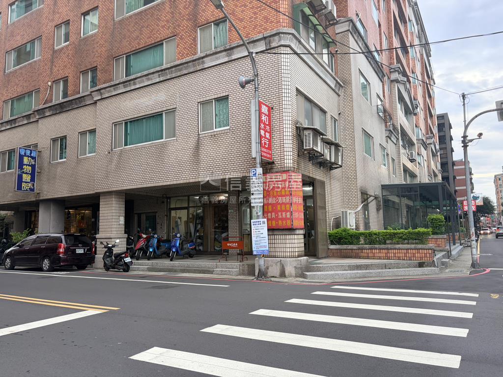 公園旁邊間面寬收租金店面房屋室內格局與周邊環境