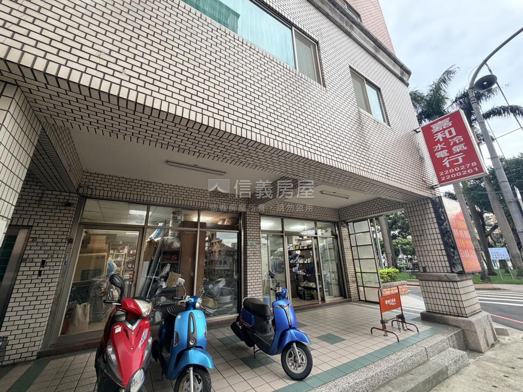 公園旁邊間面寬收租金店面房屋室內格局與周邊環境