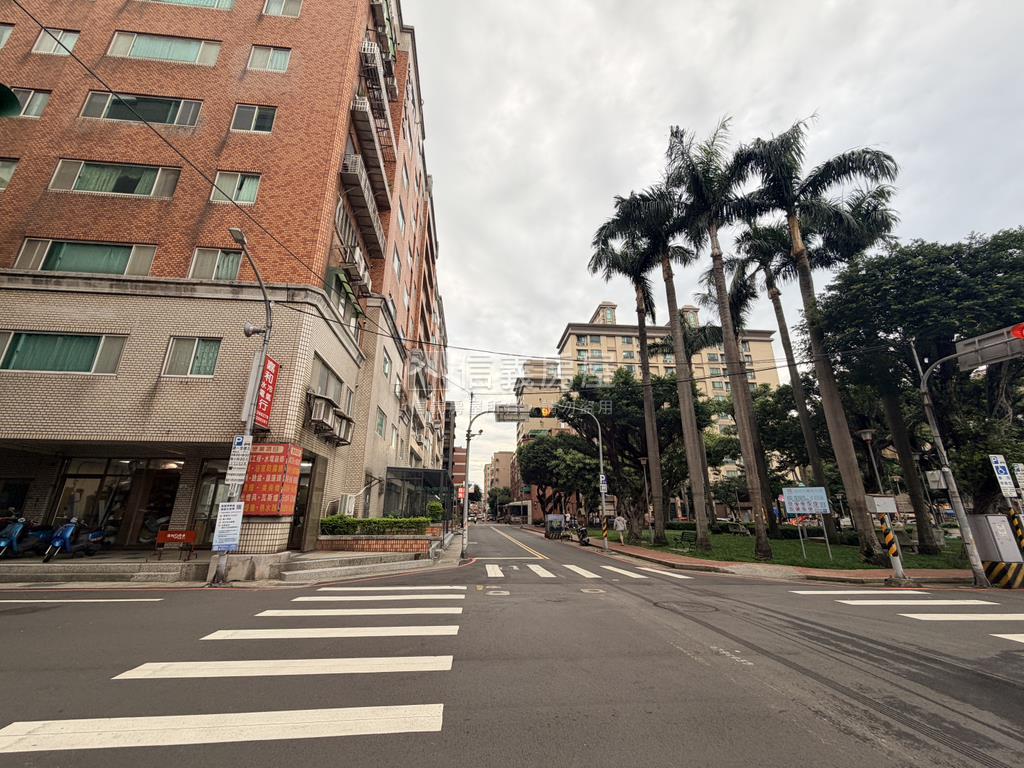 公園旁邊間面寬收租金店面房屋室內格局與周邊環境