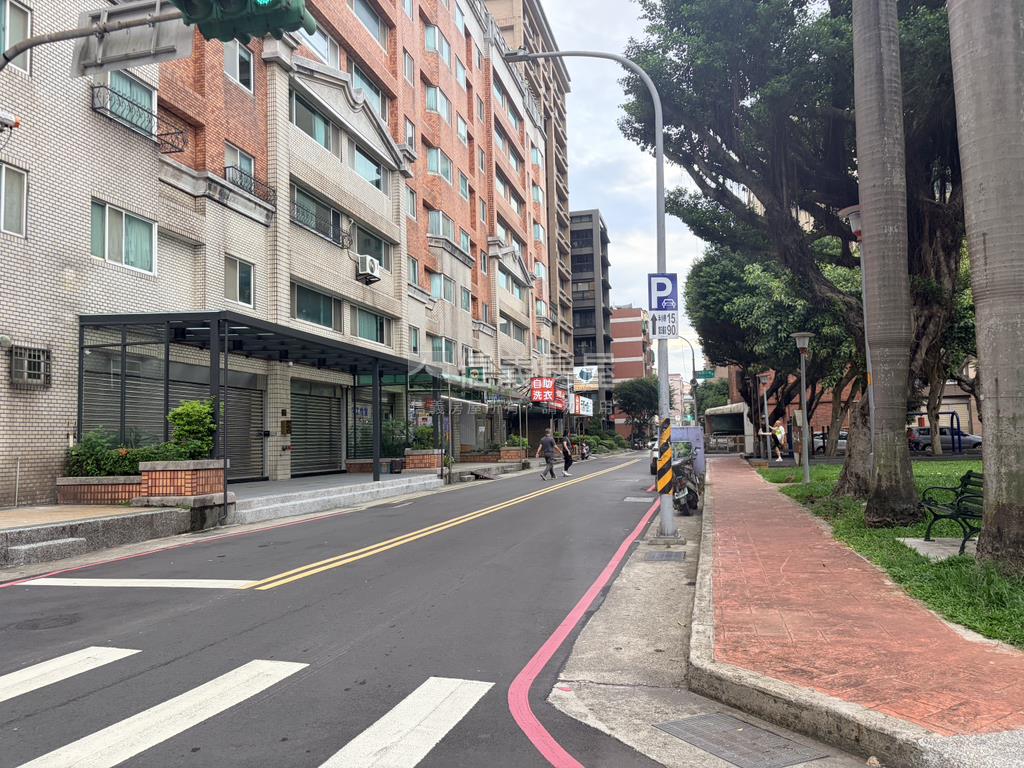 公園旁邊間面寬收租金店面房屋室內格局與周邊環境