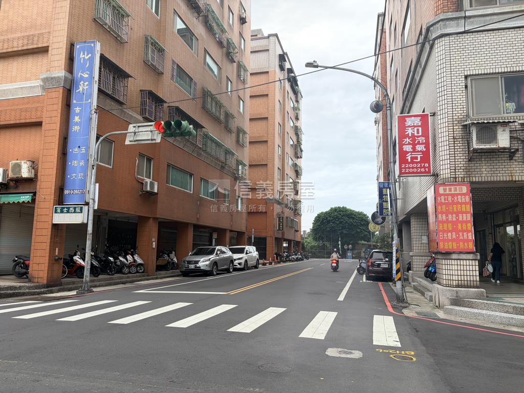 公園旁邊間面寬收租金店面房屋室內格局與周邊環境