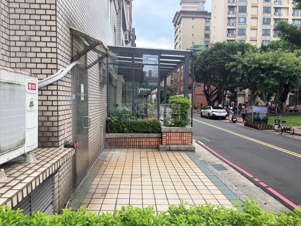 公園旁邊間面寬收租金店面房屋室內格局與周邊環境