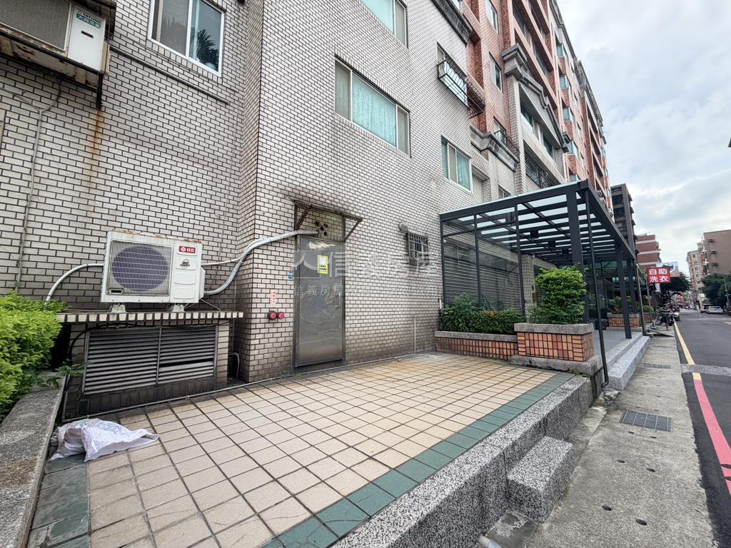 公園旁邊間面寬收租金店面房屋室內格局與周邊環境