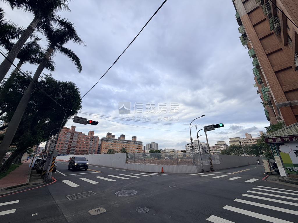 公園旁邊間面寬收租金店面房屋室內格局與周邊環境