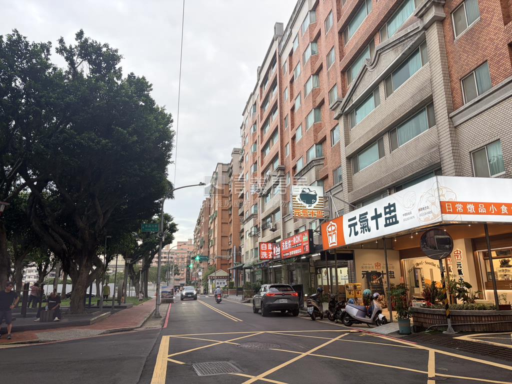 公園旁邊間面寬收租金店面房屋室內格局與周邊環境