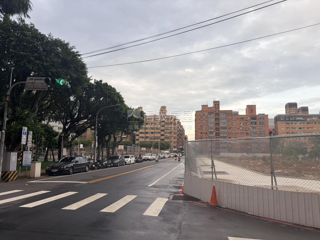 公園旁邊間面寬收租金店面房屋室內格局與周邊環境