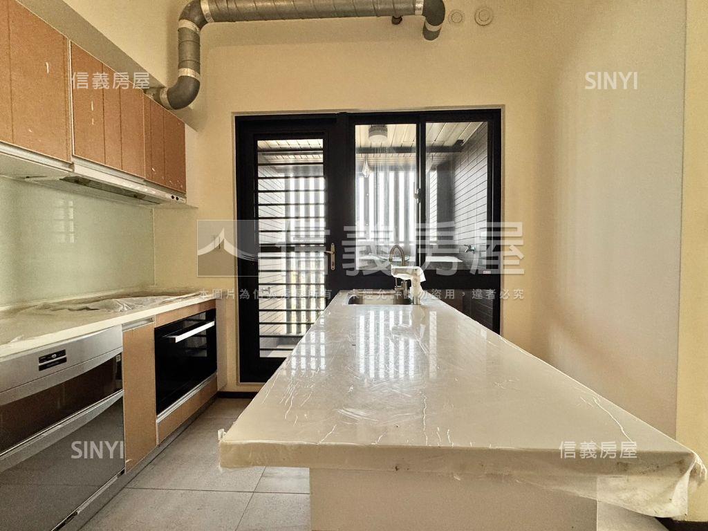 左營高鐵景觀高樓三房平車房屋室內格局與周邊環境