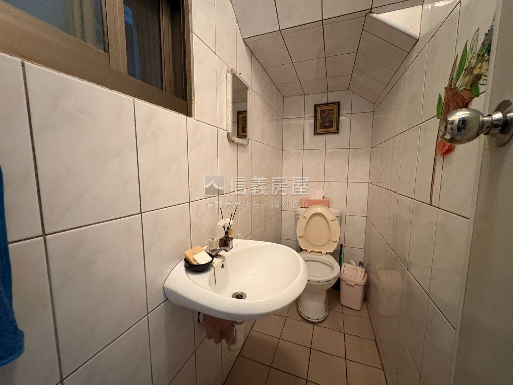 華仁街大面寬有車庫透天房屋室內格局與周邊環境