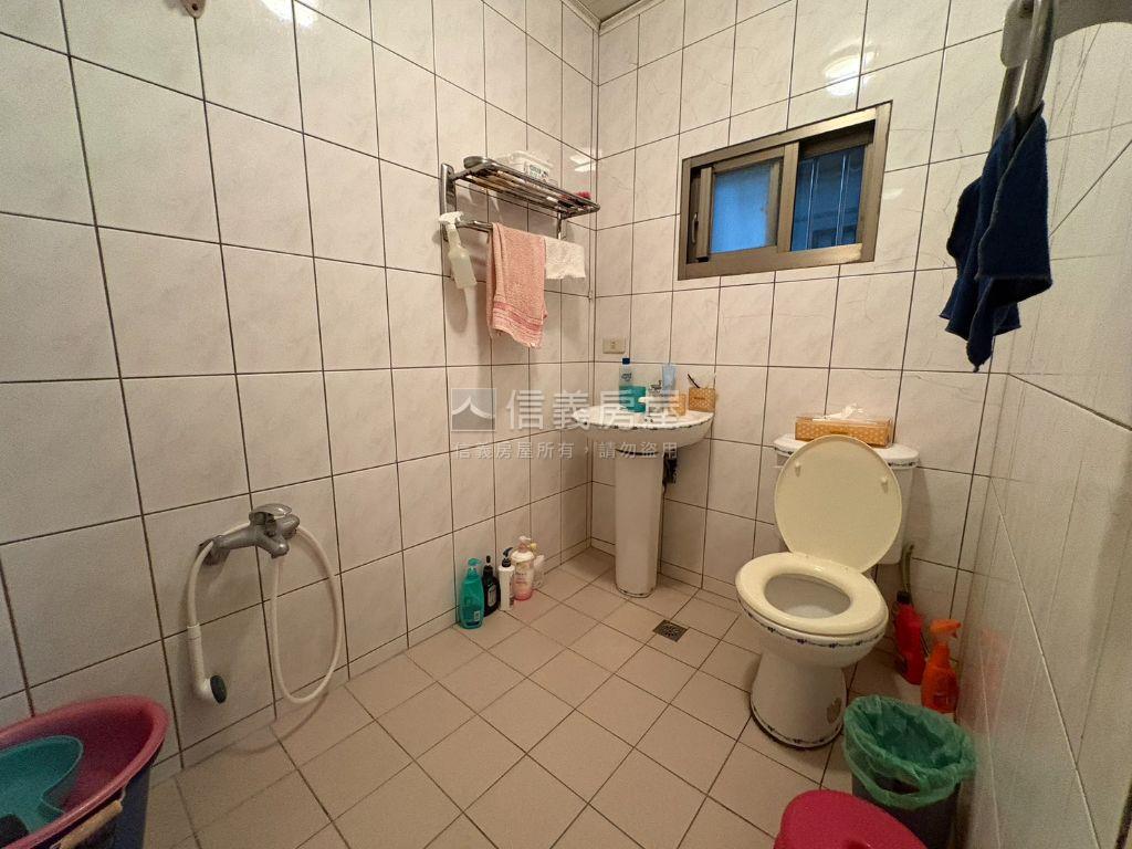 華仁街大面寬有車庫透天房屋室內格局與周邊環境