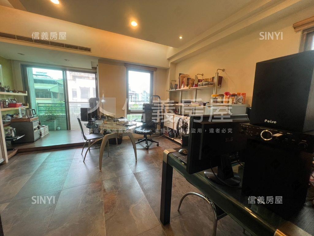 北屯南北朝向臨路車庫透天房屋室內格局與周邊環境