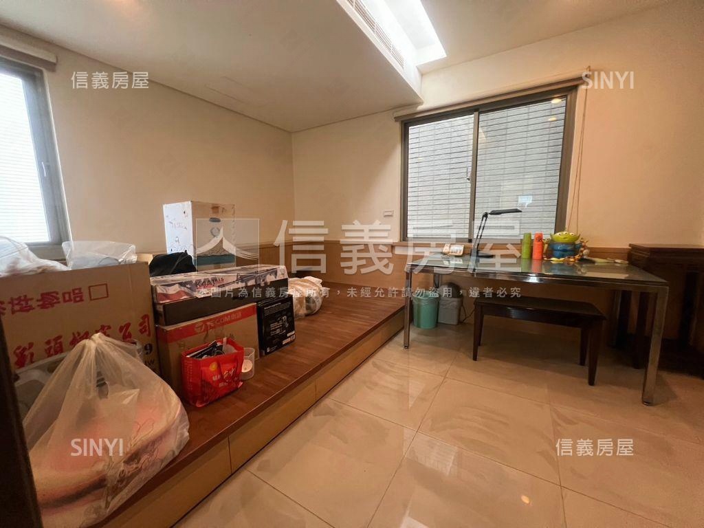 北屯南北朝向臨路車庫透天房屋室內格局與周邊環境
