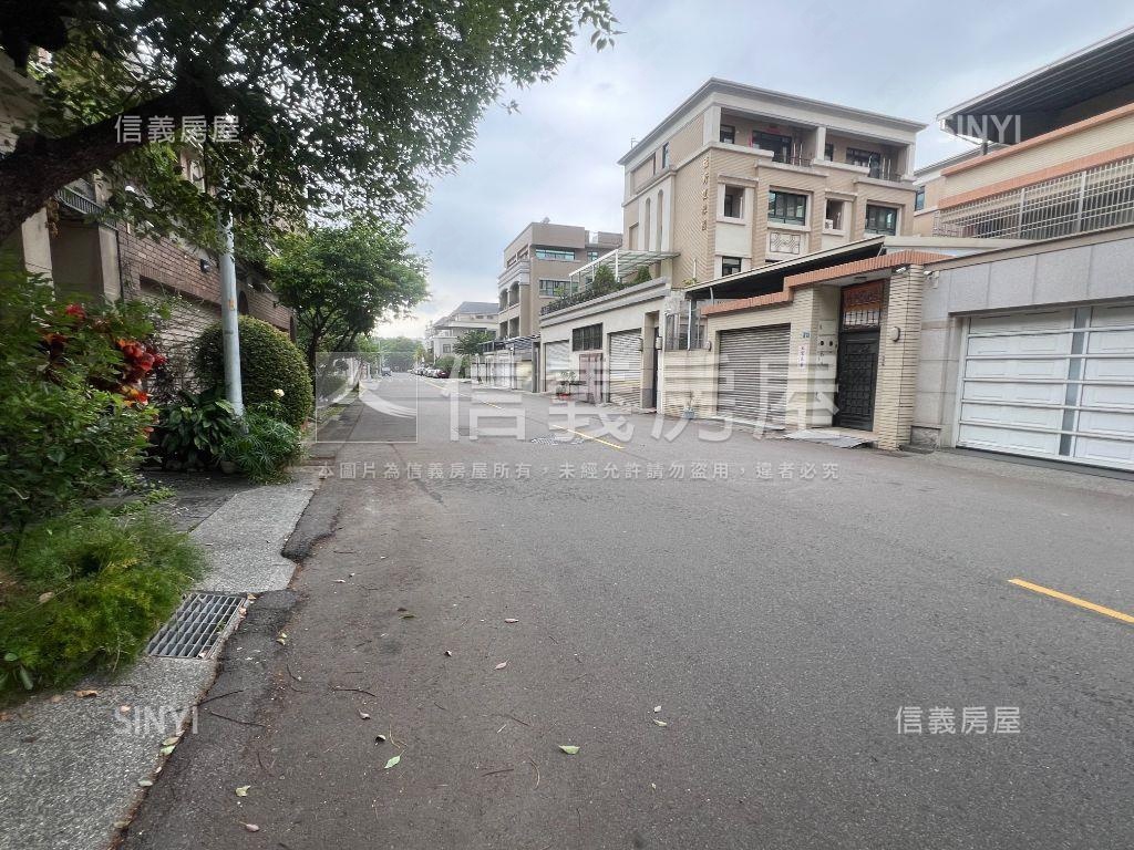 北屯南北朝向臨路車庫透天房屋室內格局與周邊環境