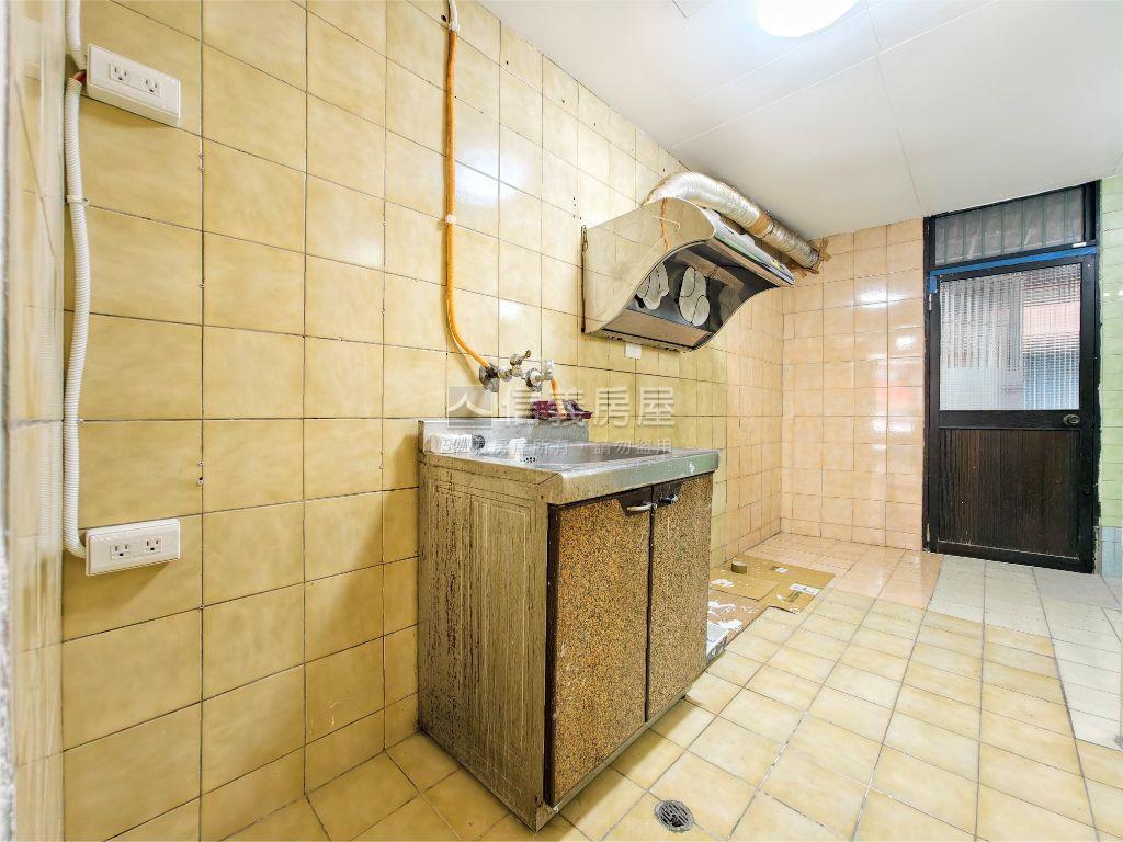 金華街邊間三樓房屋室內格局與周邊環境
