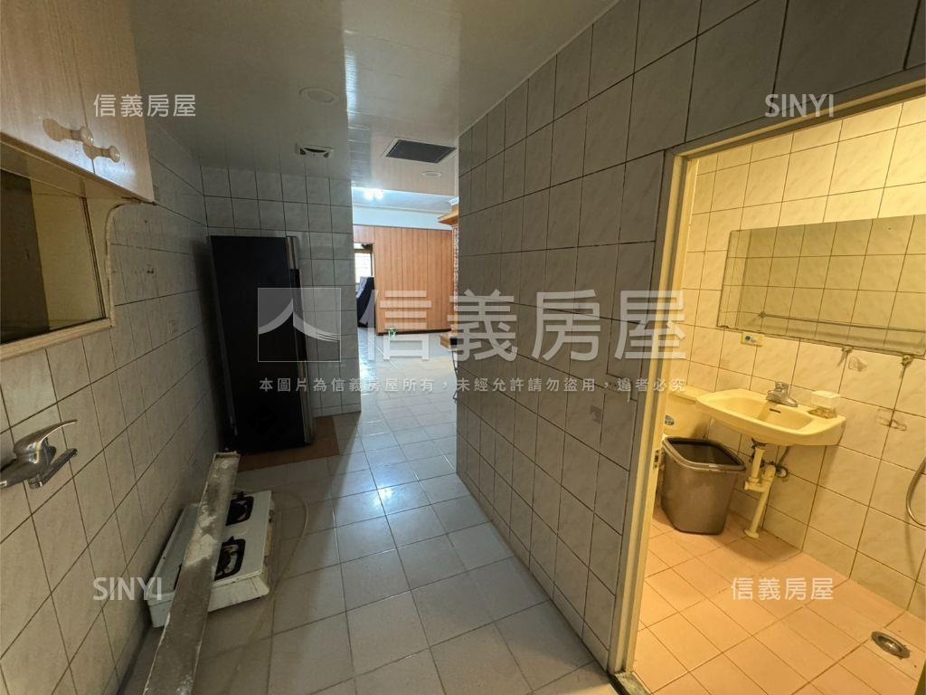 警專對面安全公寓二樓房屋室內格局與周邊環境