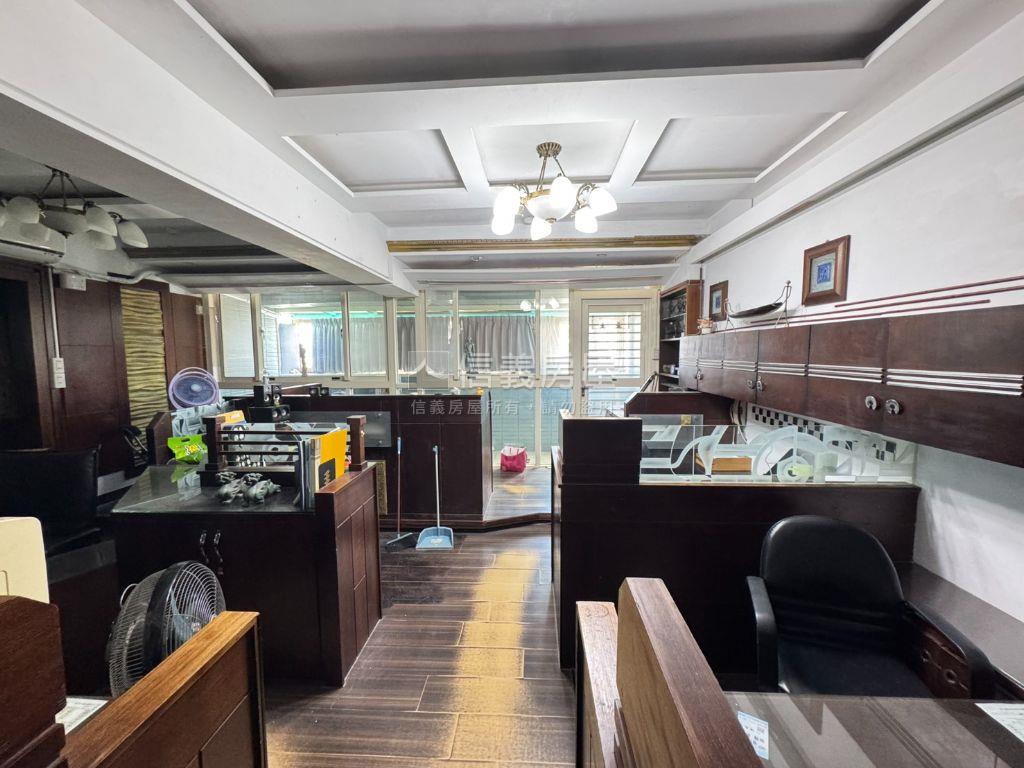 市區辦公室房屋室內格局與周邊環境