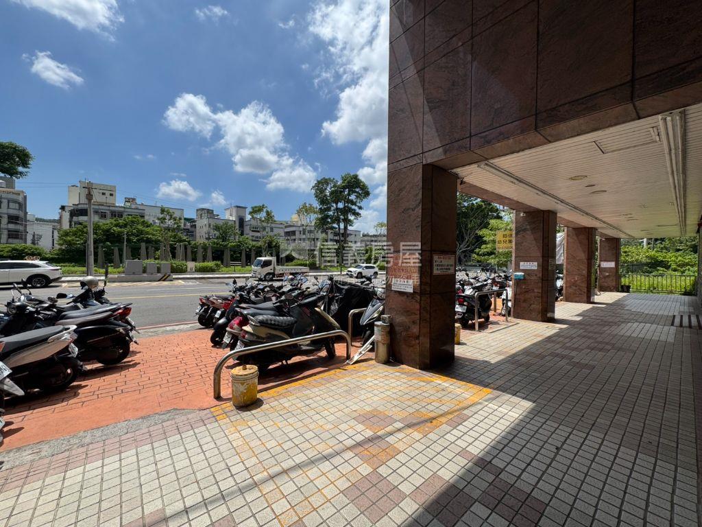 市區辦公室房屋室內格局與周邊環境